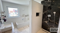 Bad mit begehbarer Dusche & Waschbecken - Moderne Doppelhaushälfte in zentraler Lage von Schwabmünchen „neuwertig & bezugsbereit“