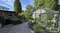 Gewächshaus und Zugang zum Keller unter der Terrasse - „Wohnen im Paradies“ Tolles Einfamilienhaus mit Traumgarten in Bobingen