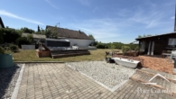 Terrassenbereich hinter der Garage - Großzügiges 1-2 Familienhaus mit Potenzial, großer Garage und großzügigen Garten in Langerringen