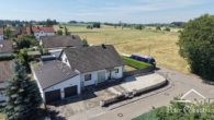 Vogelperspektive  von Norden - Großzügiges 1-2 Familienhaus mit Potenzial, großer Garage und großzügigen Garten in Langerringen