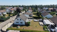 Vogelperspektive von Westen - Großzügiges 1-2 Familienhaus mit Potenzial, großer Garage und großzügigen Garten in Langerringen