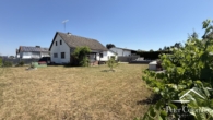 Aussenansicht von Südwest - Großzügiges 1-2 Familienhaus mit Potenzial, großer Garage und großzügigen Garten in Langerringen