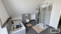Badezimmer mit Dusche und Badewanne - Neuwertiges EFH in Schwabmünchen zur Kapitalanlage