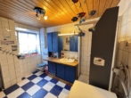 Badezimmer EG - Charmante Doppelhaushälfte mit zwei Wohneinheiten, ausbaufähigem Dachgeschoss und Naturgarten