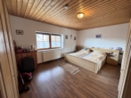 Schlafzimmer OG - Charmante Doppelhaushälfte mit zwei Wohneinheiten, ausbaufähigem Dachgeschoss und Naturgarten