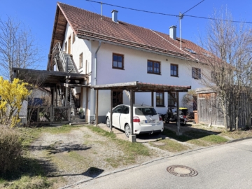 Charmante Doppelhaushälfte mit zwei Wohneinheiten, ausbaufähigem Dachgeschoss und Naturgarten, 86865 Markt Wald, Zweifamilienhaus