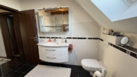 badezimmer mit Waschtisch und WC - Schickes Reiheneckhaus in Ortrandlage von Weil ”HOCHWERTIG & DURCHDACHT”