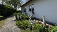 Terrasse mit Teich - Charmantes Einfamilienhaus mit viel Platz in Ortsrandlage von Scherstetten