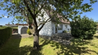 Aussenansicht mit Sicht zum überdachten Freisitz - Charmantes Einfamilienhaus mit viel Platz in Ortsrandlage von Scherstetten