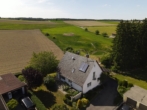 Vogelperspektive - Charmantes Einfamilienhaus mit viel Platz in Ortsrandlage von Scherstetten