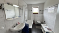 Badezimmer WHG EG - Gepflegtes Dreifamilienhaus in Toplage- Modernisiert und mit durchdachten Grundrissen