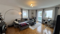 Wohnbereich mit Balkonzugang - Gepflegtes Dreifamilienhaus in Toplage- Modernisiert und mit durchdachten Grundrissen