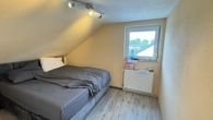 Schlafzimmer WHG DG - Gepflegtes Dreifamilienhaus in Toplage- Modernisiert und mit durchdachten Grundrissen