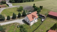 Luftbild Süd/West - Vermietetes Einfamilienhaus – 3,8 % Bruttorendite und Potenzial für einen weiteren Bauplatz