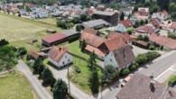 Luftbild Nord/West - Vermietetes Einfamilienhaus – 3,8 % Bruttorendite und Potenzial für einen weiteren Bauplatz