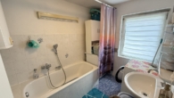 Badezimmer - Vermietetes Einfamilienhaus – 3,8 % Bruttorendite und Potenzial für einen weiteren Bauplatz