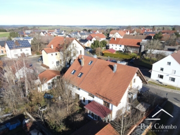 Charmante Doppelhaushälfte mit zwei Wohneinheiten, ausbaufähigem Dachgeschoss und Naturgarten, 86865 Markt Wald, Doppelhaushälfte