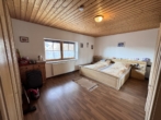 Schlafzimmer OG - Charmante Doppelhaushälfte mit zwei Wohneinheiten, ausbaufähigem Dachgeschoss und Naturgarten