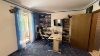 Elternschlafzimmer mit Balkonzugang - Top gepflegte 3-Zimmer-Wohnung im 1. OG mit Südbalkon & Blick ins Grüne, TG-Stellplatz inklusive
