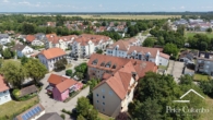 Vogelperspektive - Top gepflegte 3-Zimmer-Wohnung im 1. OG mit Südbalkon & Blick ins Grüne, TG-Stellplatz inklusive