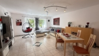 Wohn-und Essbereich mit Balkonzugang - Top gepflegte 3-Zimmer-Wohnung im 1. OG mit Südbalkon & Blick ins Grüne, TG-Stellplatz inklusive