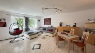 Wohn-Essbereich - Top gepflegte 3-Zimmer-Wohnung im 1. OG mit Südbalkon & Blick ins Grüne, TG-Stellplatz inklusive