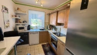 Küche mit Einbauküche - Top gepflegte 3-Zimmer-Wohnung im 1. OG mit Südbalkon & Blick ins Grüne, TG-Stellplatz inklusive