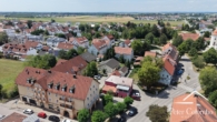 Vogelperspektive - Top gepflegte 3-Zimmer-Wohnung im 1. OG mit Südbalkon & Blick ins Grüne, TG-Stellplatz inklusive
