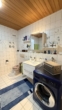 Badezimmer mit Waschmaschinenanschluss - Top gepflegte 3-Zimmer-Wohnung im 1. OG mit Südbalkon & Blick ins Grüne, TG-Stellplatz inklusive