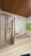 Dusche und Badewanne - Top gepflegte 3-Zimmer-Wohnung im 1. OG mit Südbalkon & Blick ins Grüne, TG-Stellplatz inklusive