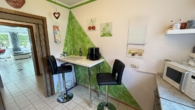 Theke in der Küche - Top gepflegte 3-Zimmer-Wohnung im 1. OG mit Südbalkon & Blick ins Grüne, TG-Stellplatz inklusive