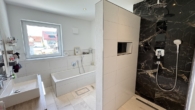 Bad mit begehbarer Dusche & Waschbecken - Moderne Doppelhaushälfte in Zentraler Lage von Schwabmünchen ”NEUWERTIG & BEZUGSBEREIT”