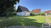 Nordansicht - Einfamilienhaus mit Charme, einem großem Garten und einer Garage im Untergeschoß