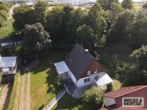 Luftbild - Einfamilienhaus mit Charme, einem großem Garten und einer Garage im Untergeschoß