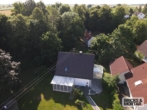 Luftbild - Einfamilienhaus mit Charme, einem großem Garten und einer Garage im Untergeschoß