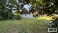 Nordansicht - Einfamilienhaus mit Charme, einem großem Garten und einer Garage im Untergeschoß