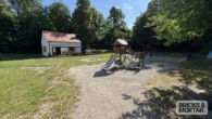 Spielplatz - Einfamilienhaus mit Charme, einem großem Garten und einer Garage im Untergeschoß