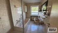 Badezimmer - Charmante 3 Zimmer Wohnung (Hochparterre) mit Garage in bester Lage von Gersthofen