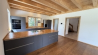 Schreiner Einbauküche mit Sicht zur Speisekammer - -Top Objekt- Einzigartiges Holzhaus mit über 1.900 m² Grund. Großzügig wohnen in traumhafter Lage