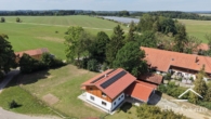Luftaufnahme Haus und Grundstück - -Top Objekt- Einzigartiges Holzhaus mit über 1.900 m² Grund. Großzügig wohnen in traumhafter Lage