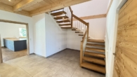 Eingangsbereich mit massiver Holztreppe - -Top Objekt- Einzigartiges Holzhaus mit über 1.900 m² Grund. Großzügig wohnen in traumhafter Lage