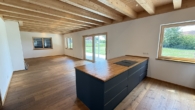 Sicht von der Küche in den Wohn-Essbereich - -Top Objekt- Einzigartiges Holzhaus mit über 1.900 m² Grund. Großzügig wohnen in traumhafter Lage