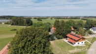 Luftaufnahme Grundstück und Umgebung - -Top Objekt- Einzigartiges Holzhaus mit über 1.900 m² Grund. Großzügig wohnen in traumhafter Lage